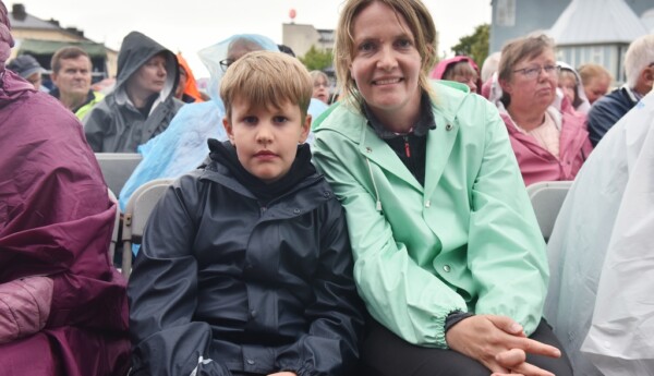 en pojke och en kvinna med regnrockar