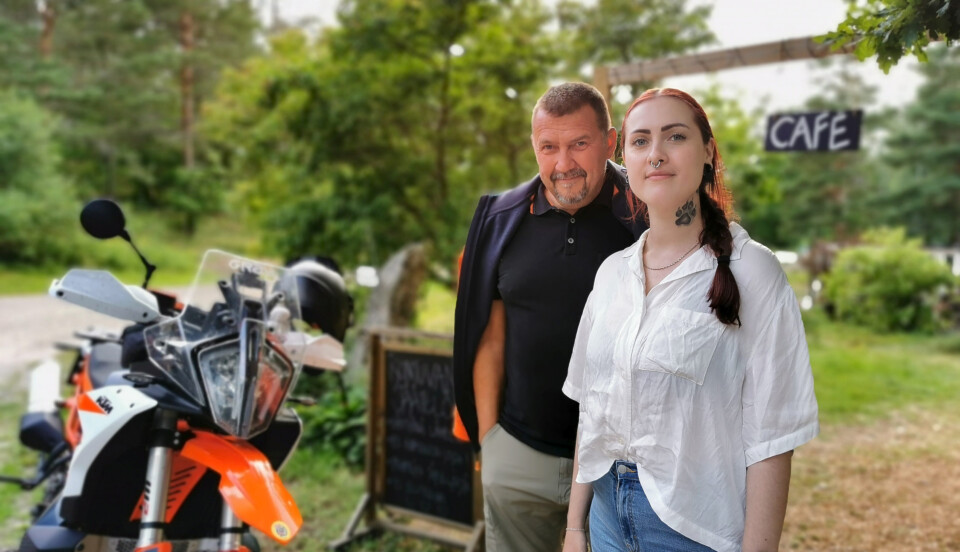 Ung kvinna med sin pappa och en motorcykel