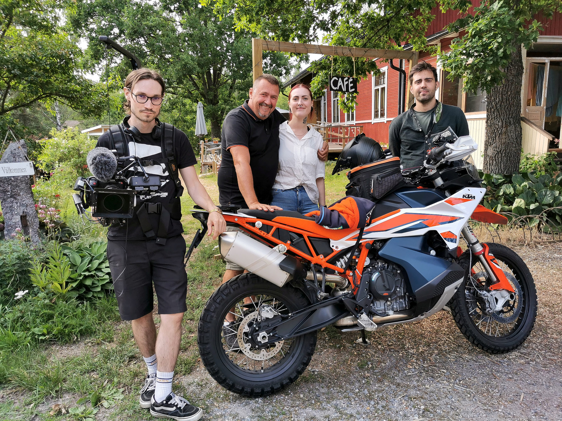 Fyra personer runt en motorcykel