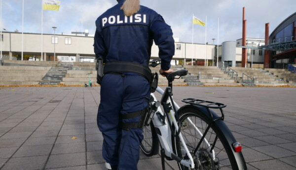 en polis som leder en cykel