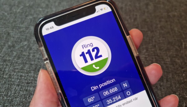 en telefon med 112-appen öppen