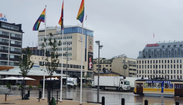 Tre flaggor i regnbågens färger på Åbo salutorg.