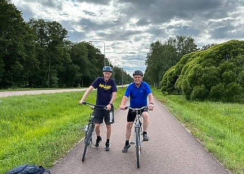 Två äldre män på cyklar på Åland.
