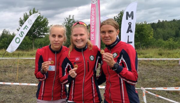 Tre damer med medaljer