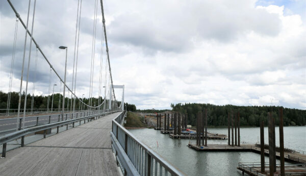Rävsundsbron och bro som byggs bredvid.