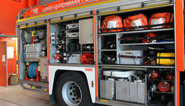 Närbild på en brandbil med öppna sidoluckor där man kan se all utrustning som finns i brandbilen.