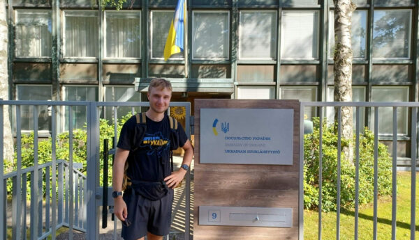 Man framför Ukrainas ambassad.