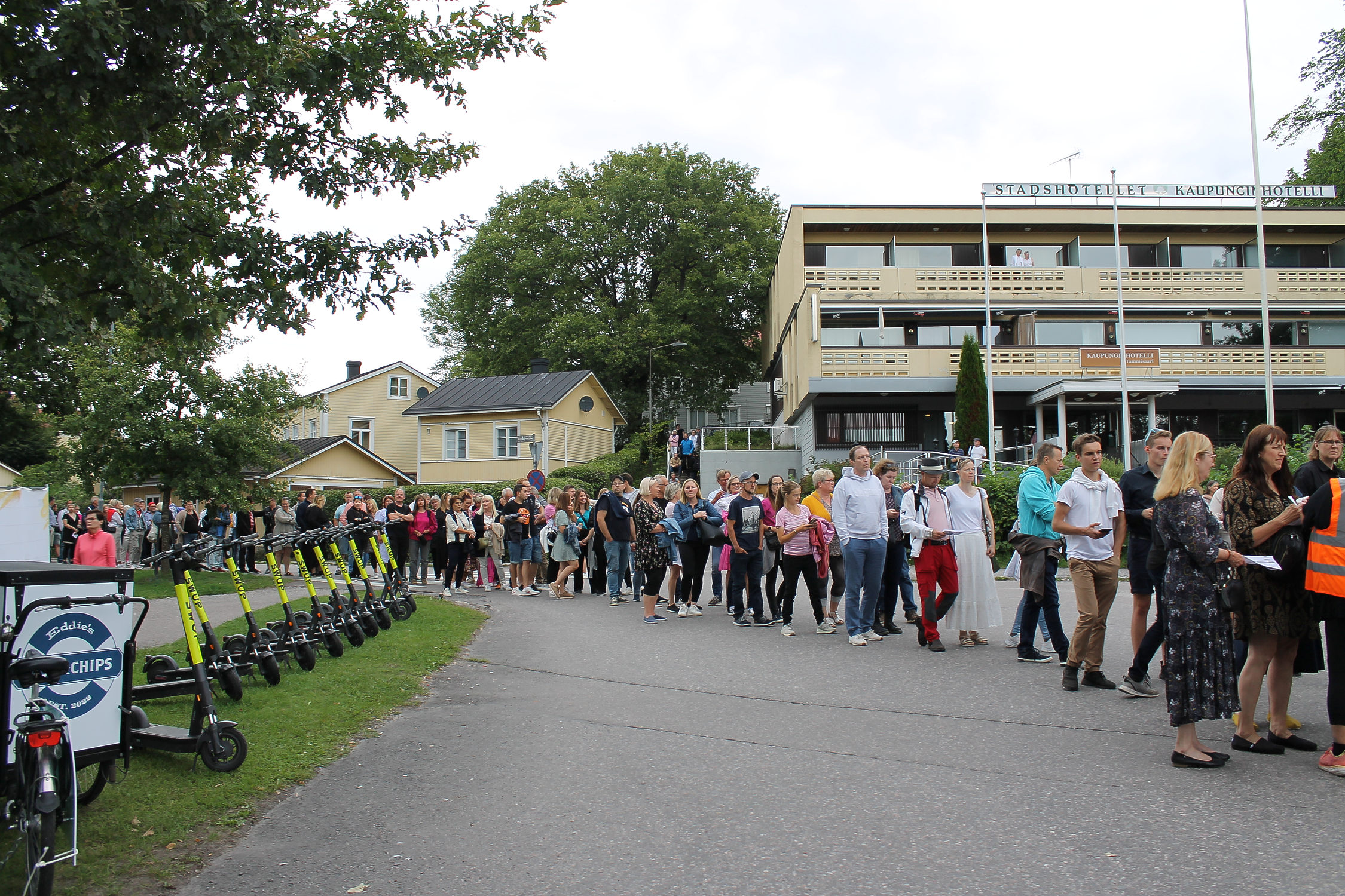 Kö utanför Stallörs parken i Ekenäs, folk köar till Raseborgfestivalen.