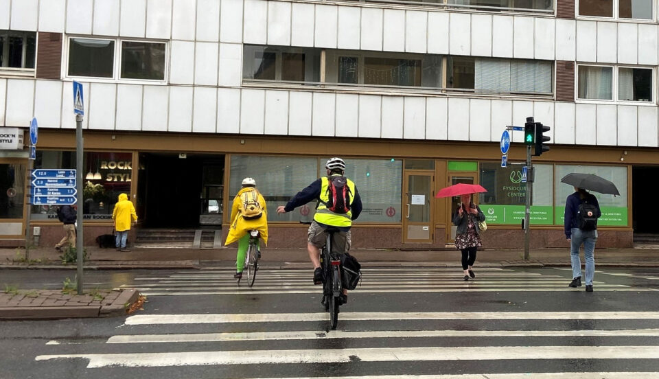 Cyklister och fotgängare korsar skyddsväg.