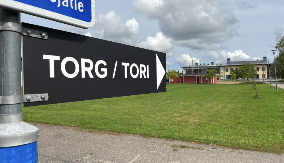 En vägskylt med texten "TORG/TORI".