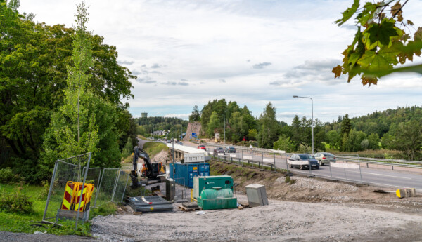 Kustöbro. Trafik över en bro.