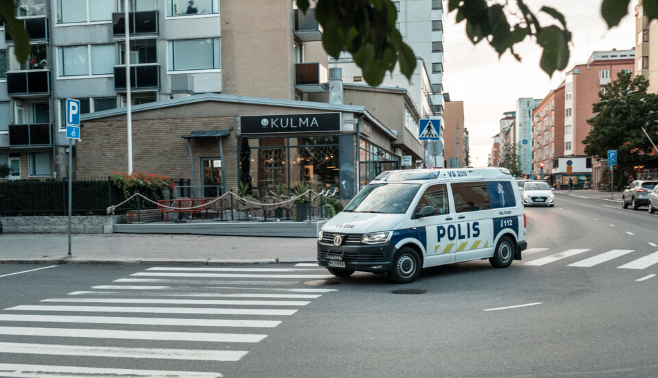 Bild av en polisbil som närmar sig övergångsstället.