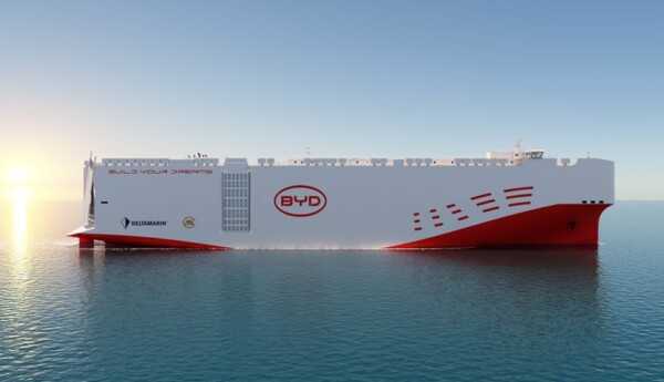 Ett stort specialbyggt fartyg för transport av fordon.
