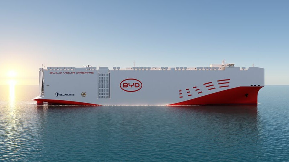 Ett stort specialbyggt fartyg för transport av fordon.