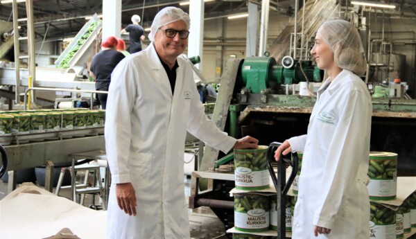 En man och en kvinna på en fabrik.