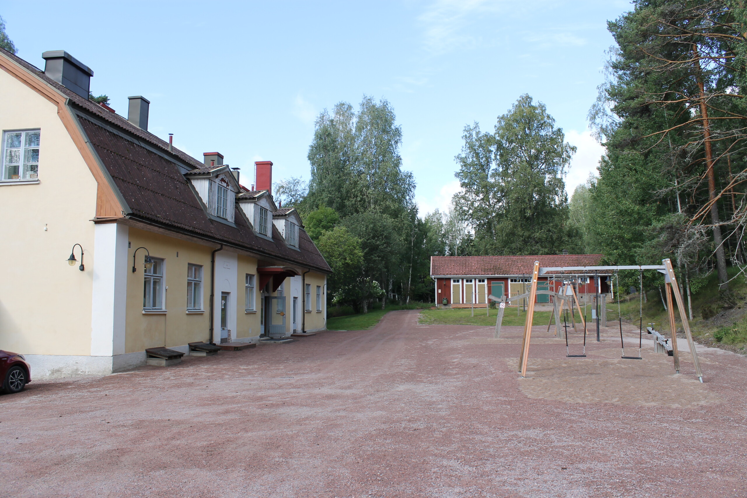 Skolgården och gamla skolbyggnaden Klinkbacka skola i Pojo.