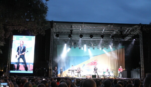 Gyllene Tider på scenen i Stallörsparken i Ekenäs.