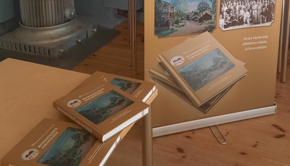 Flera bokexemplar av boken "Ruukkikylästä lomakyläksi"