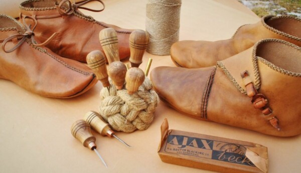 skor i läder och verktyg