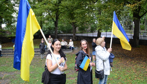 Tre kvinnor med Ukrainas flagga