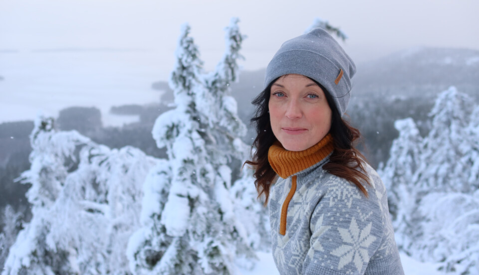 En kvinna i ett snöigt landskap