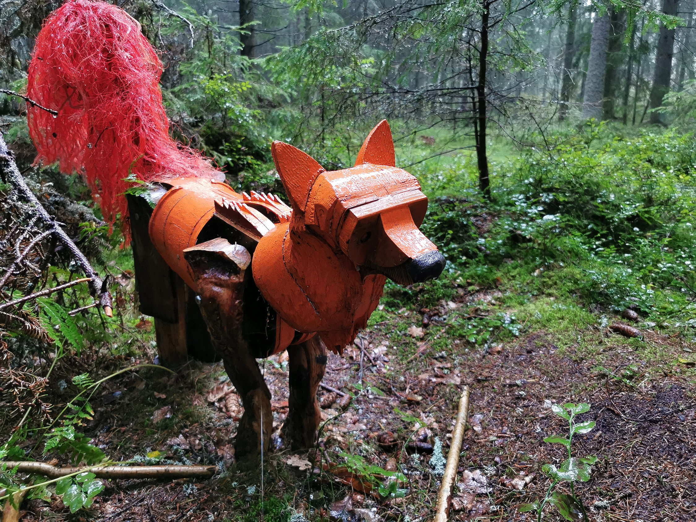 träskulptur som föreställer räv i skogen.
