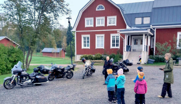 Barn på en skolgård och några motorcyklar