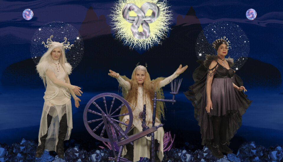 Tre kvinnor mot mytologisk bakgrund