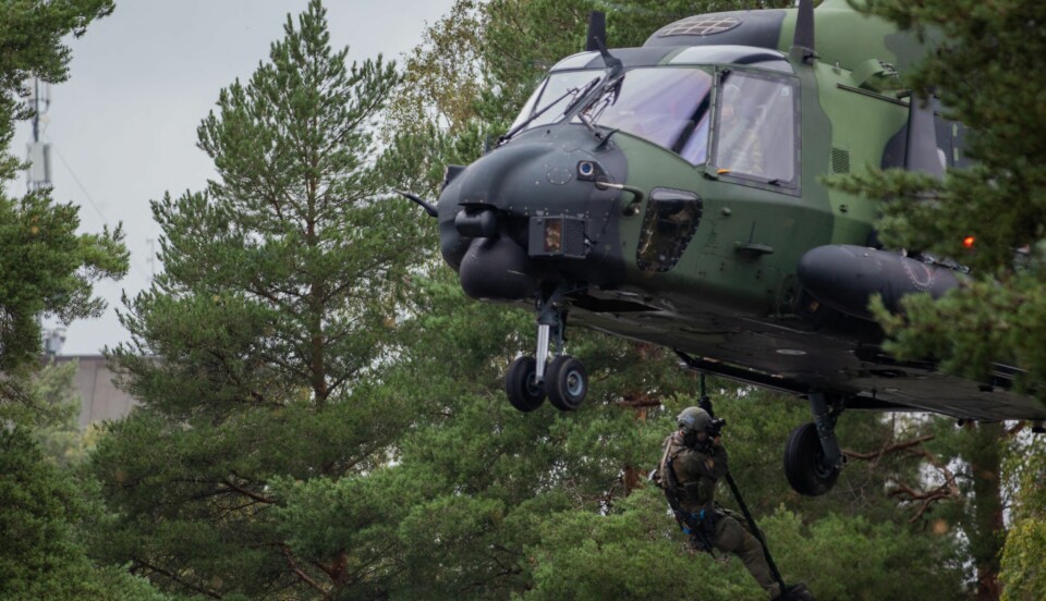En soldat firar sig ner från en helikopter