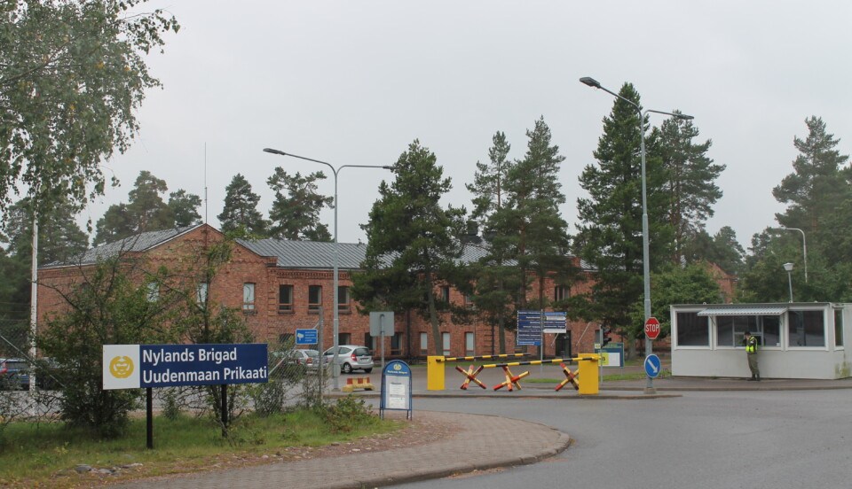 Nylands brigad i Dragsvik, Ekenäs. Fotad snett framför porten. På bilden ser man porten in till brigaden och några av områdets röda tegelhus.