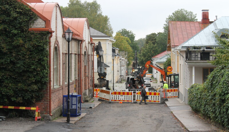 Brunnsgatan i Ekenäs saneras. Några grävmaskiner och arbetare syns på bilden.