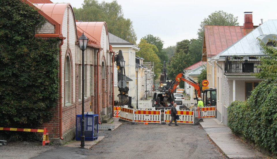 Brunnsgatan i Ekenäs saneras. Några grävmaskiner och arbetare syns på bilden.