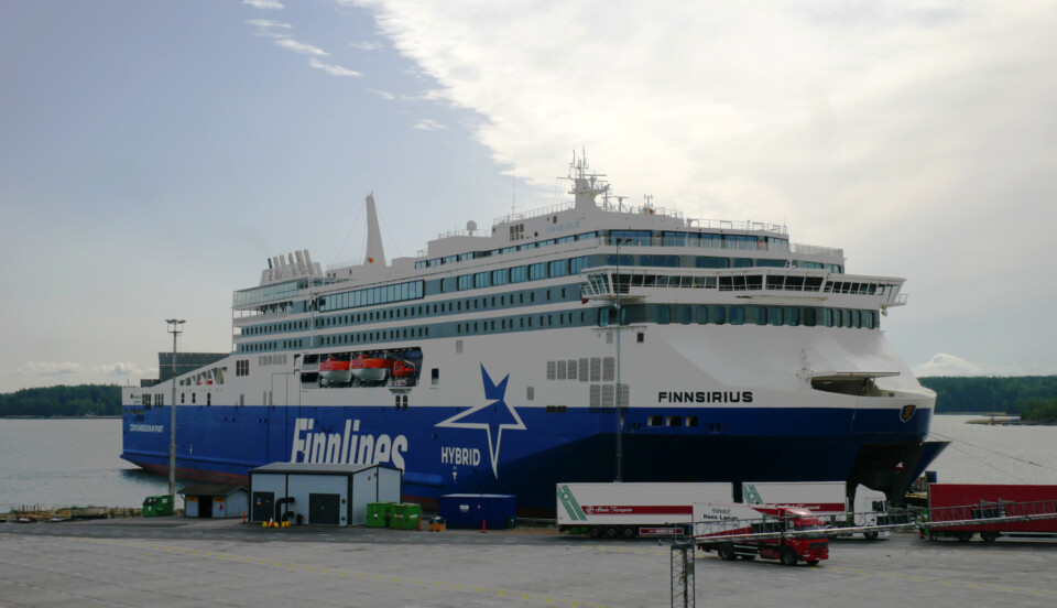 Kryssningsfartyg i vitt och blått ligger i hamn