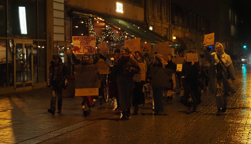 En grupp demonstranter med skyltar.