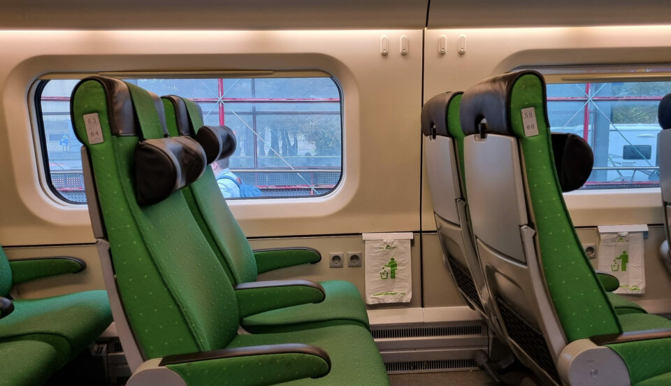Gröna säten i en tågvagn