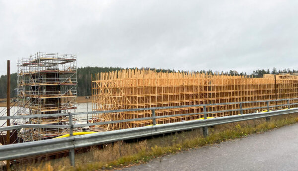 en stor träkonstruktion vid ett brobygge