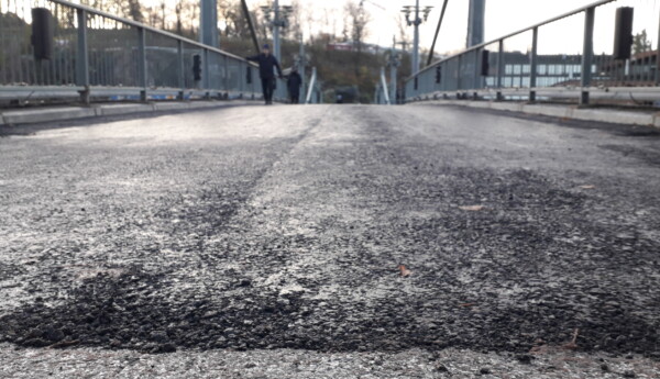 En gångbro med asfalt