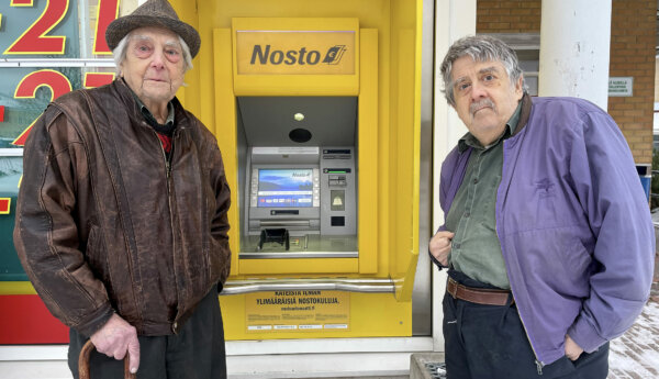 Tvä män vid en bankomat