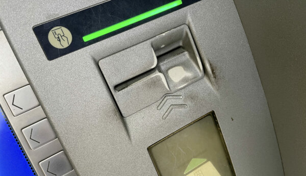 En bankomats kortöppning