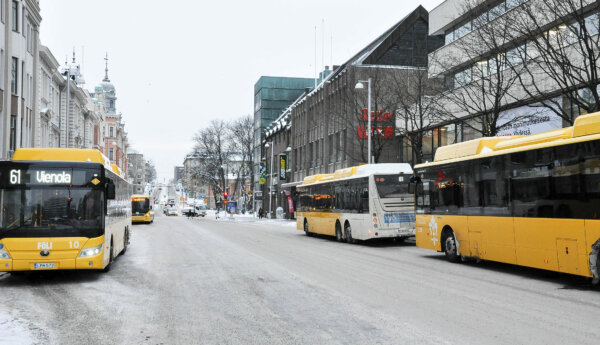 Några bussar på en snöig gata
