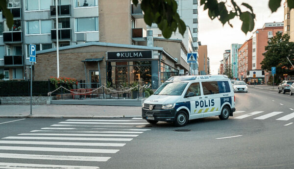 en polisbil i en gatukorsning