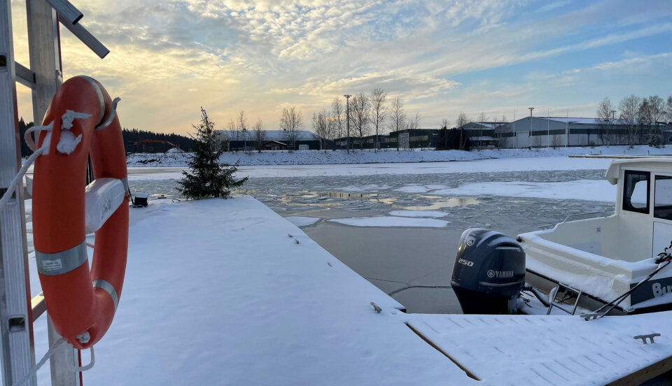 Ändan av en vågdämpare/brygga. Snötäckt.