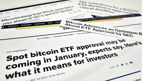 Utklippta tidningsrubriker om bitcoin