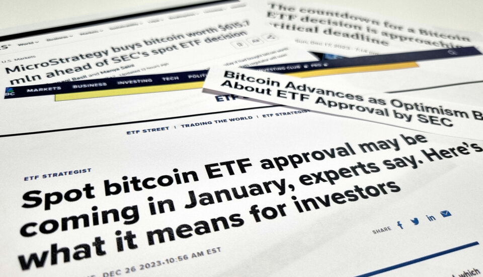Utklippta tidningsrubriker om bitcoin