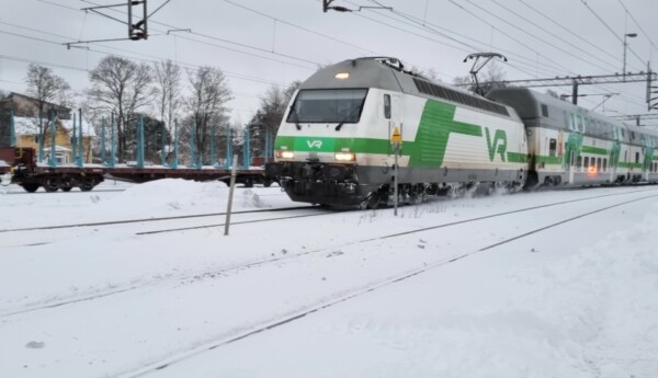 Ett tåg i ett vintrigt landskap