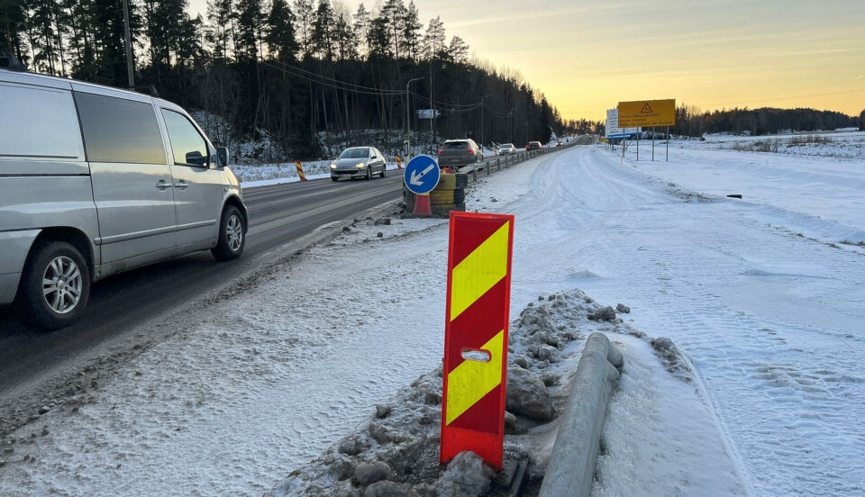 en landsväg med en snötäckt tom körfil till höger