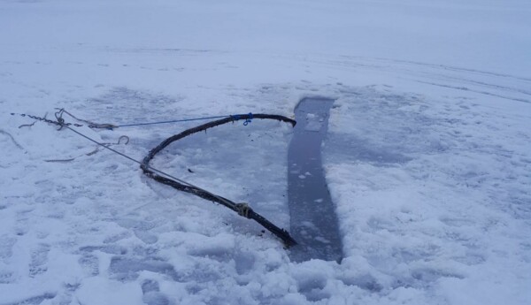 En elkabel som dragits upp på isen.