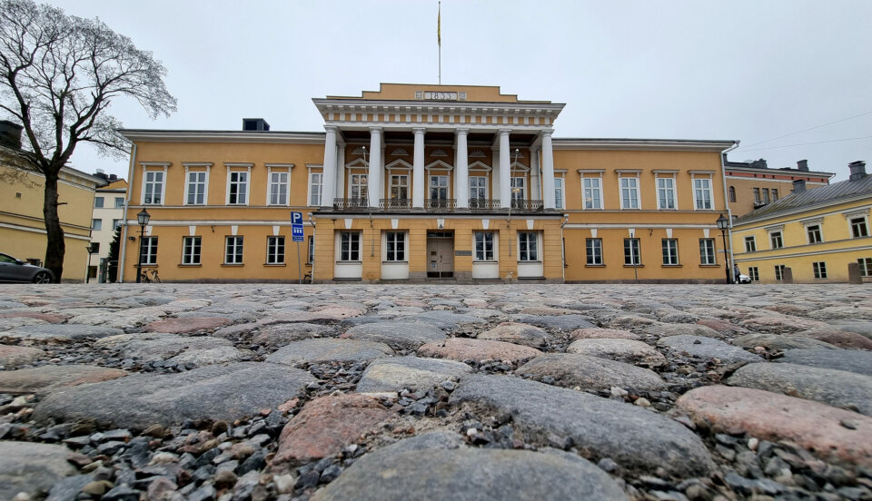 En stor gammal byggnad med pelare