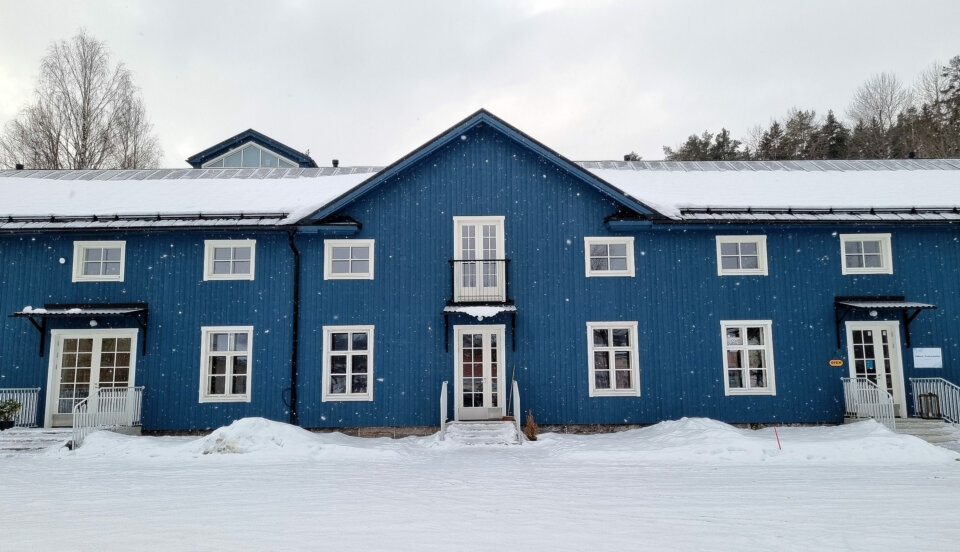 Blå byggnad i gammal stil.