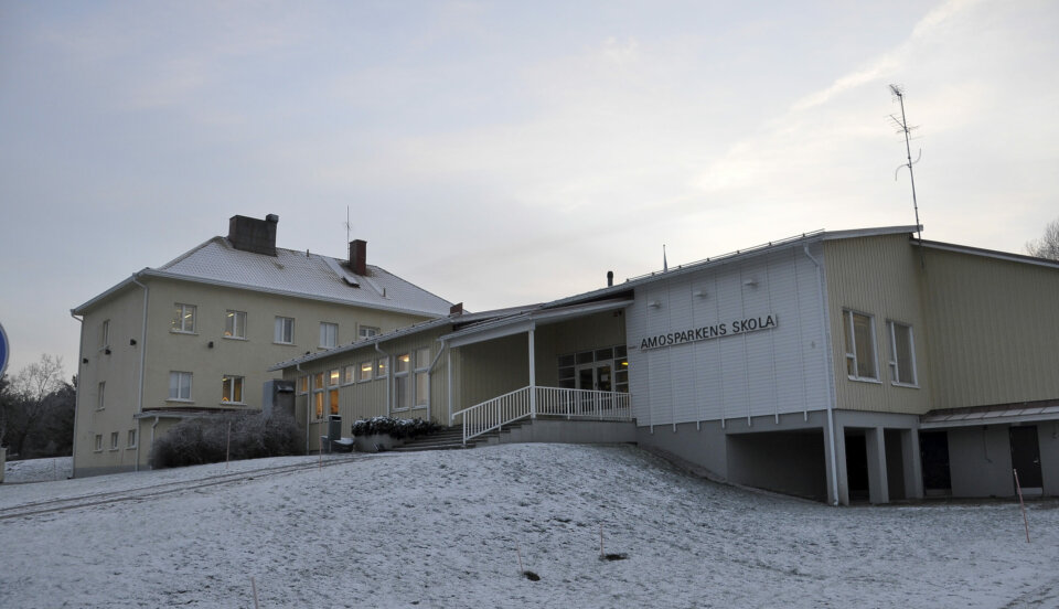 Skolhus i vinterlandskap